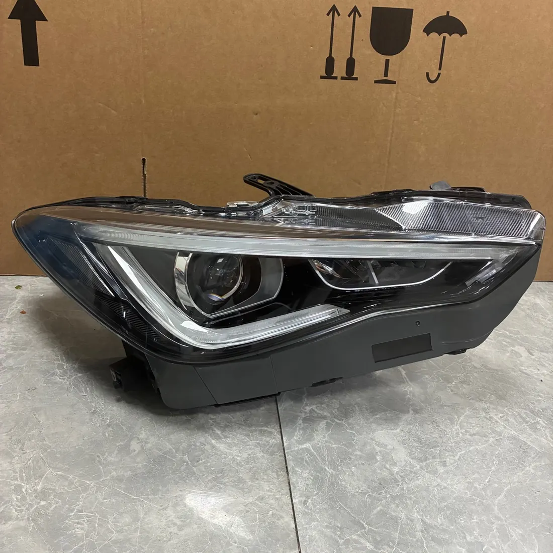 Infiniti Q60 RH Headlight Without Modules photo 1