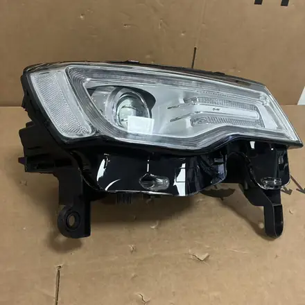 Jeep Grand Cherokee WK2 2014-2015 Right Bi-Xenon Headlight 68144708AF Valeo