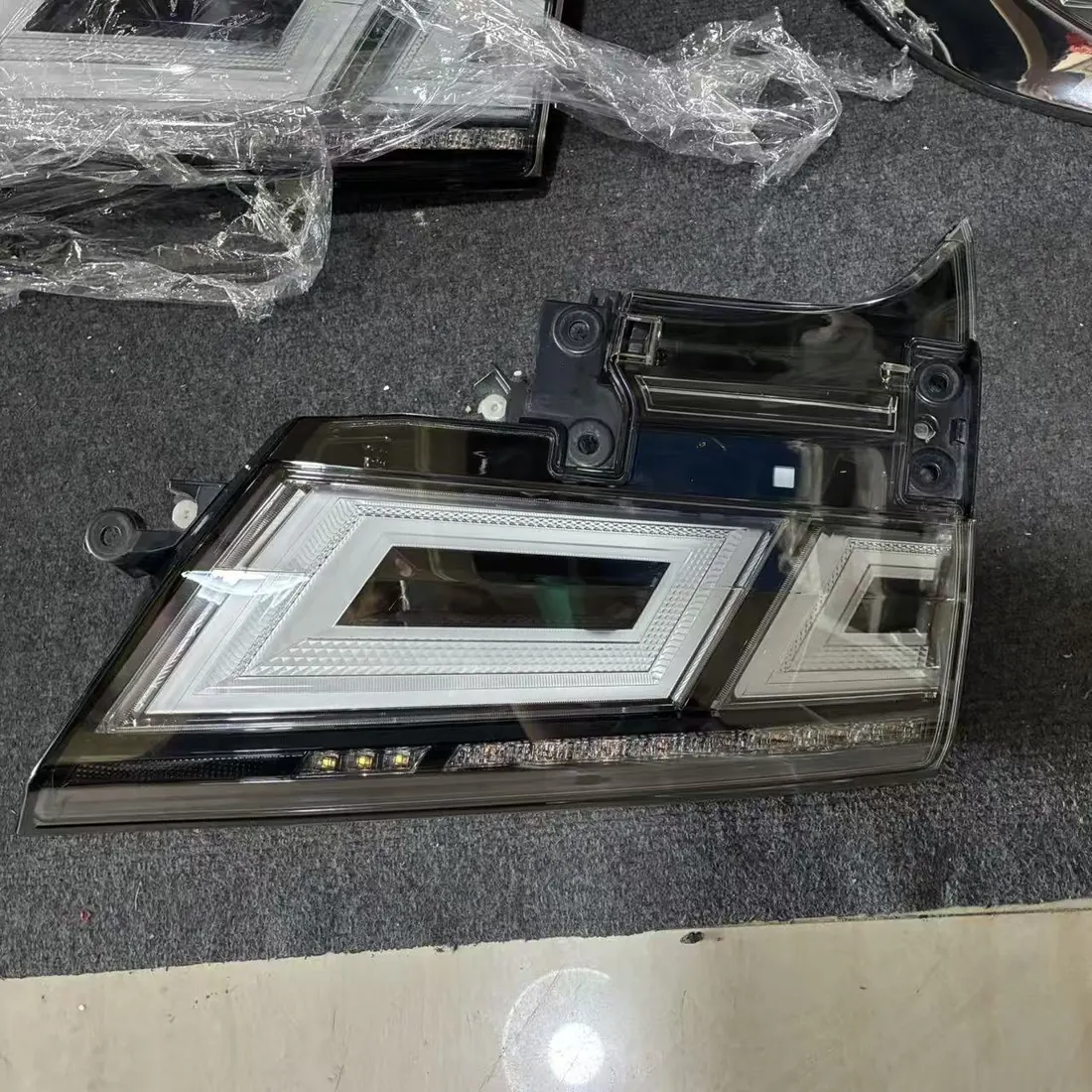Toyota Vellfire 30 Series Facelift 2018-2023 RH Inner LED Sequential Tail Light KOITO 58-85 Original Used photo 1